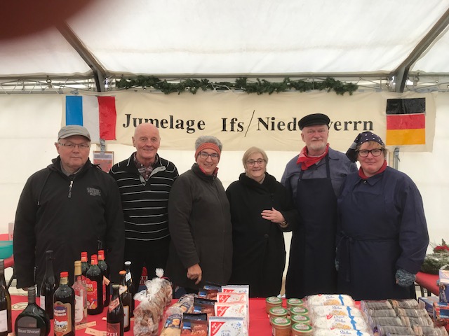 Unsere Teilnehmer auf dem Weihnachtsmarkt in Ifs

Gerd Krämer, Elmar Ritter, Karin Krämer, Maryse Paris, Thomas und Margarete Wohlfahrt